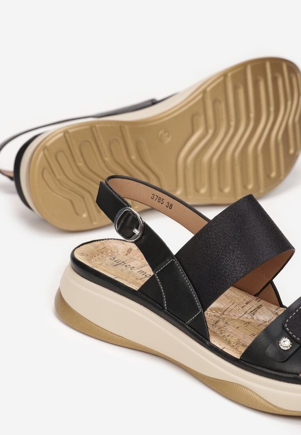 Born2be - Czarne Sandały na Grubej Podeszwie Devisha. Zapięcie: pasek. Kolor: czarny. Wzór: paski