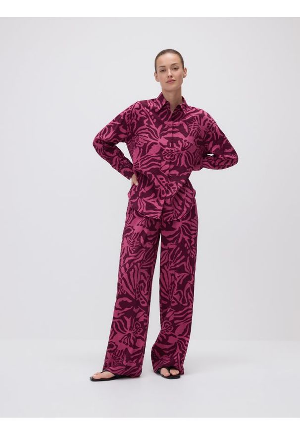 Reserved - Wzorzysta koszula z wiskozy - fioletowy. Kolor: fioletowy. Materiał: wiskoza
