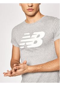 New Balance T-Shirt Nb Cl Fly NBWT0381 Szary Athletic Fit. Kolor: szary. Materiał: bawełna
