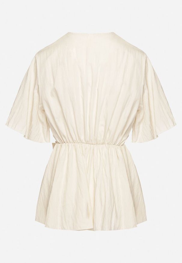 Born2be - Jasnobeżowa Kopertowa Bluzka z Wiskozą Ozdobiona Supłem Tanathria. Okazja: na co dzień. Typ kołnierza: dekolt w serek. Kolor: beżowy. Materiał: wiskoza. Długość rękawa: krótki rękaw. Długość: krótkie. Wzór: aplikacja. Styl: casual