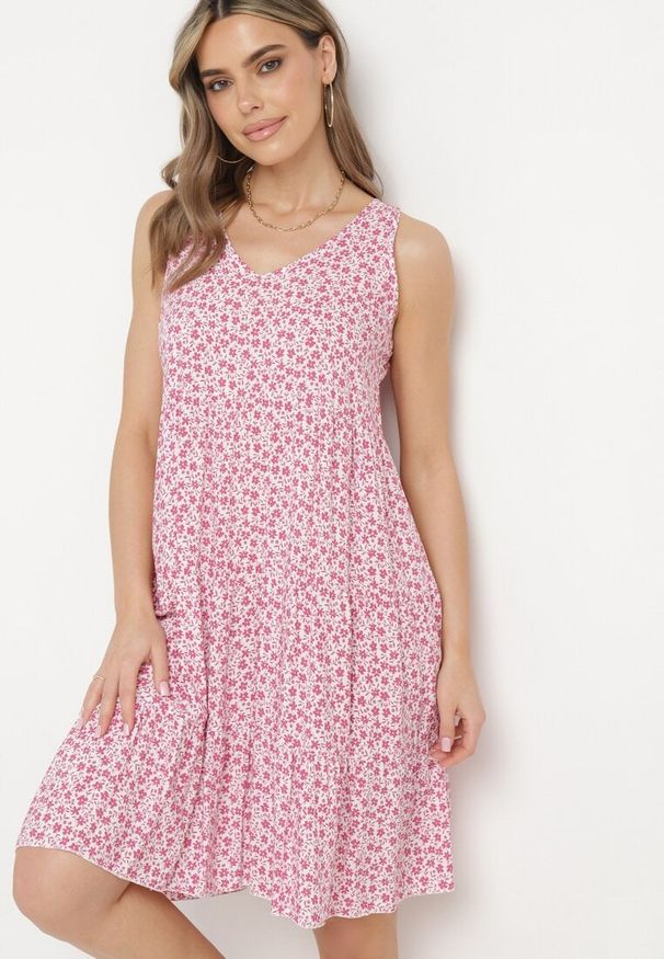 Born2be - Różowa Bawełniana Sukienka w Kwiaty z Falbanką Rissafa. Okazja: na co dzień. Kolor: różowy. Materiał: bawełna. Wzór: kwiaty. Typ sukienki: proste. Styl: casual