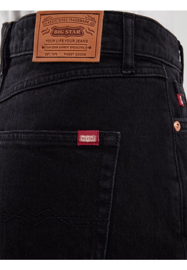 Big-Star - Szorty damskie jeansowe z kolekcji Authentic czarne Authentic Girl 937. Okazja: na co dzień. Stan: podwyższony. Kolor: czarny. Materiał: jeans. Sezon: lato. Styl: klasyczny, casual, elegancki