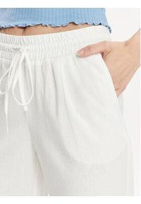 Vero Moda Spodnie materiałowe Jesmilo 10279691 Biały Regular Fit. Kolor: biały. Materiał: len, wiskoza