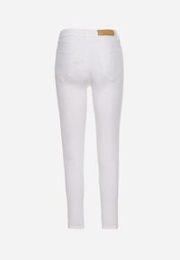 Born2be - Białe Jeansy Bawełniane o Fasonie Skinny Larnfe. Kolor: biały. Styl: elegancki #4