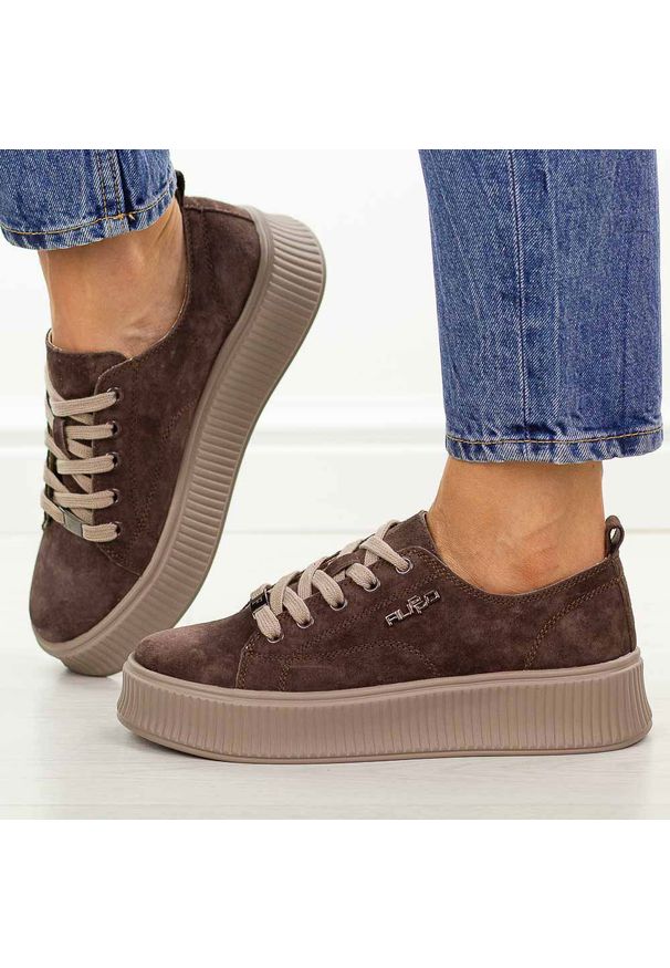 D. Brązowe skórzane półbuty damskie Filippo Dp6122/26. Nosek buta: okrągły. Kolor: brązowy. Materiał: zamsz, skóra. Sezon: wiosna, jesień, lato. Obcas: na platformie. Styl: elegancki, klasyczny