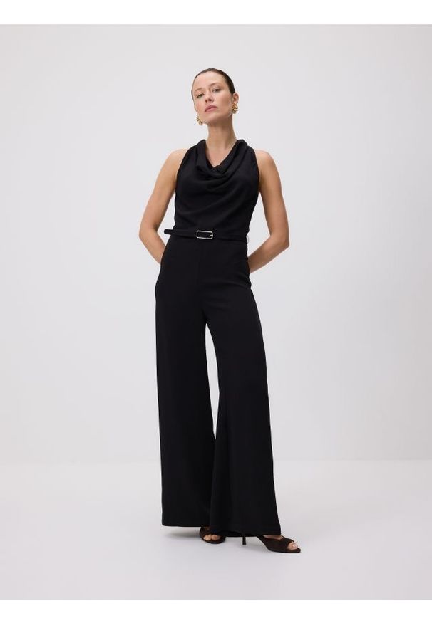 Reserved - Kombinezon z paskiem - czarny. Kolor: czarny. Materiał: materiał. Wzór: gładki