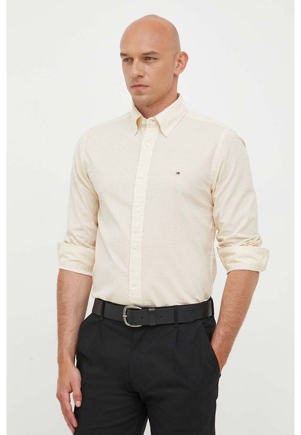 TOMMY HILFIGER - Tommy Hilfiger koszula bawełniana męska kolor beżowy regular z kołnierzykiem button-down. Typ kołnierza: button down. Kolor: żółty. Materiał: bawełna. Długość: długie