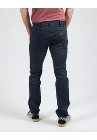 Wrangler - WRANGLER GREENSBORO MĘSKIE SPODNIE MATERIAŁOWE CHINO CHINOSY MARINE NAVY W15QOFB14. Materiał: materiał. Styl: marine