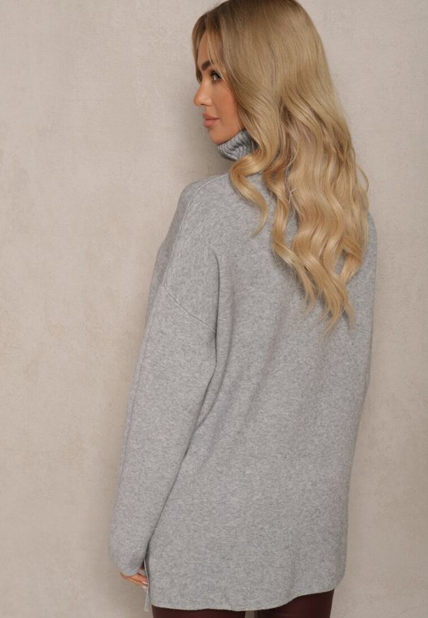 Renee - Szary Golf Wykończony z Przodu Frędzlami Gartoria. Okazja: na co dzień. Typ kołnierza: golf. Kolor: szary. Długość rękawa: długi rękaw. Długość: długie. Styl: casual, elegancki