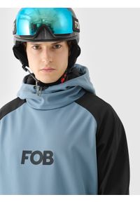 4f - Długa bluza snowboardowa z softshellu membrana 5000 męska - granatowa. Typ kołnierza: kaptur. Kolor: niebieski. Materiał: tkanina, syntetyk, dzianina, elastan, materiał. Długość rękawa: raglanowy rękaw. Długość: długie. Sezon: zima. Sport: snowboard