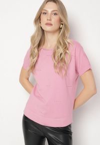 Born2be - Różowa Bluzka z Dzianiny Zdobiona Cyrkoniami Feninea. Okazja: na spotkanie biznesowe, do pracy, na co dzień. Kolor: różowy. Materiał: dzianina. Wzór: aplikacja. Styl: elegancki, biznesowy, casual #4