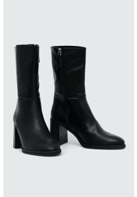 Answear Lab botki damskie kolor czarny na słupku. Nosek buta: okrągły. Kolor: czarny. Obcas: na słupku. Styl: wakacyjny. Wysokość obcasa: średni #4