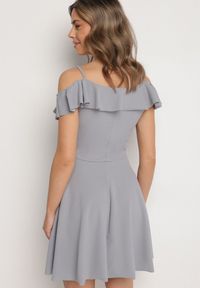 Born2be - Szara Sukienka Rozkloszowana na Ramiączkach z Falbankami Polauri. Okazja: na co dzień. Typ kołnierza: kołnierz z falbankami. Kolor: szary. Długość rękawa: na ramiączkach. Styl: klasyczny, casual, elegancki #2