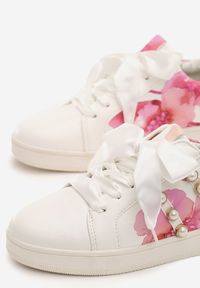 Renee - Białe Sneakersy Lucky Burble. Zapięcie: sznurówki. Kolor: biały. Materiał: satyna, skóra. Wzór: nadruk, kwiaty #5