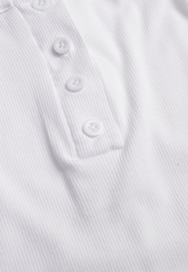 Born2be - Biały Top na Ramiączkach z Prążkowanej Tkaniny z Bawełny z Guzikami Bermisa. Okazja: na co dzień. Kolor: biały. Materiał: prążkowany, bawełna, tkanina. Długość rękawa: na ramiączkach. Styl: casual, elegancki