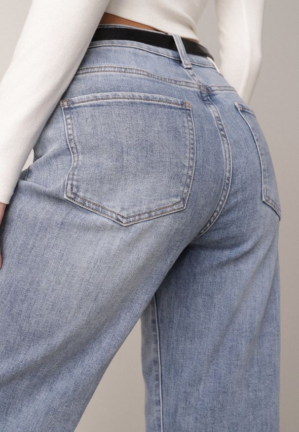 Born2be - Niebieskie Jeansy o Kroju Mom Fit z Bawełną i Wysokim Stanem Galon. Okazja: na co dzień. Stan: podwyższony. Kolor: niebieski. Długość: krótkie. Wzór: gładki. Styl: casual, klasyczny