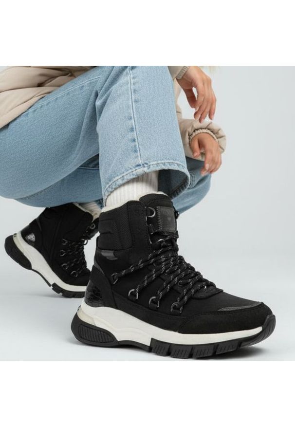 Czarne Śniegowce Mustang Ocieplane Buty Damskie. Kolor: czarny. Materiał: futro, skóra ekologiczna. Sezon: zima. Styl: elegancki