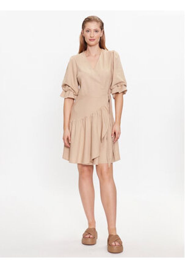 YAS Sukienka codzienna 26029985 Brązowy Regular Fit. Okazja: na co dzień. Kolor: brązowy. Materiał: len. Typ sukienki: proste. Styl: casual