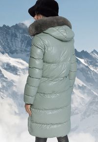 Born2be - Ciemnozielona Pikowana Kurtka z Kapturem i Futerkiem Sahria. Okazja: na co dzień. Typ kołnierza: kaptur. Kolor: zielony. Materiał: futro. Sezon: zima. Styl: casual, elegancki, klasyczny #4