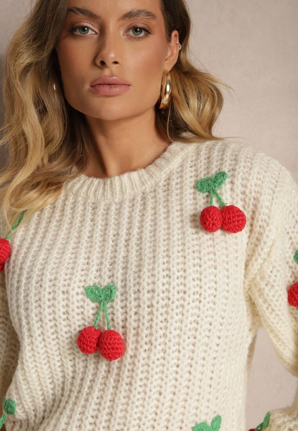 Renee - Jasnobeżowy Sweter ze Ściągaczami w Wisienki Ventinnia. Okazja: na co dzień. Kolor: beżowy. Materiał: jeans, skóra. Sezon: zima, jesień. Styl: klasyczny, casual