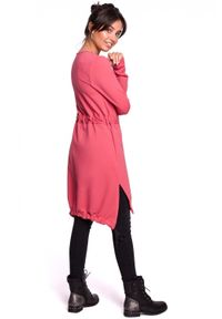BE - Sukienka dresowa z długim rękawem ściągana w talii różowa bawełna. Okazja: na co dzień. Kolor: różowy. Materiał: dresówka, bawełna. Długość rękawa: długi rękaw. Typ sukienki: asymetryczne. Styl: casual. Długość: midi #3