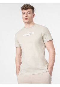 4f - T-shirt regular z bawełny organicznej męski. Kolor: beżowy. Materiał: bawełna. Wzór: napisy