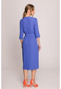 Stylove - Elegancka sukienka midi z dekoltem V i rozcięciem niebieska. Okazja: na spotkanie biznesowe. Typ kołnierza: typu klepsydra, dekolt w kształcie V. Kolekcja: dla wysokich. Kolor: różowy, czarny, niebieski. Wzór: gładki. Typ sukienki: kopertowe. Materiał: guma, satyna, tkanina, elastan. Styl: elegancki. Długość: midi