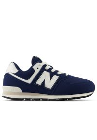 Buty New Balance GC574BCE - granatowe. Okazja: na co dzień. Kolor: niebieski. Materiał: skóra, guma. Szerokość cholewki: normalna. Model: New Balance 574. Sport: turystyka piesza