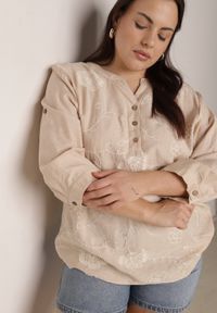 Born2be - Beżowa Bluzka Ozdobiona Guzikami i Haftowanymi Kwiatami Delmana. Okazja: na spacer, na uczelnię, na co dzień. Kolekcja: plus size. Kolor: beżowy. Materiał: tkanina, materiał. Wzór: aplikacja, haft, kwiaty. Sezon: lato. Styl: wakacyjny, boho, klasyczny, casual #4