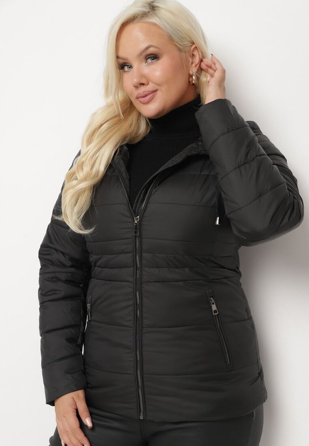 Born2be - Czarna Kurtka Pikowana z Odpinanym Kapturem Sinilore. Okazja: na co dzień. Kolor: czarny. Materiał: jeans. Styl: elegancki, casual