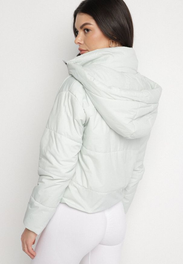 Born2be - Miętowa Pikowana Kurtka z Kapturem i Lekkim Ociepleniem Ninirila. Okazja: na spacer. Typ kołnierza: kaptur. Kolor: miętowy. Materiał: jeans. Długość: krótkie. Styl: klasyczny, elegancki