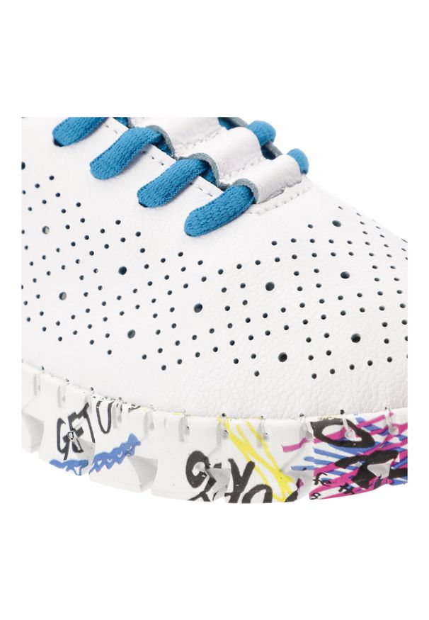 Półbuty damskie Vinceza, cholewka ze skóry naturalnej z perforacją zapewniającą przewiewność klasyczne wiązanie w kontrastowym kolorze, białe, 102656. Kolor: biały. Materiał: skóra. Szerokość cholewki: normalna