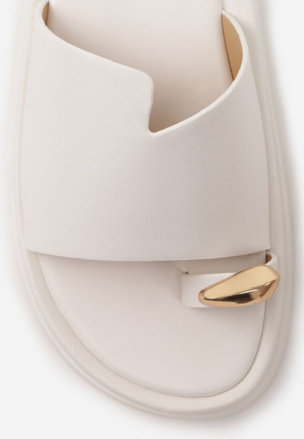 Renee - Białe Klapki Japonki Ozdobione Aplikacją na Palcu Noevianna. Okazja: na spacer, na co dzień. Kolor: biały. Materiał: jeans. Wzór: aplikacja. Sezon: wiosna, lato. Styl: casual