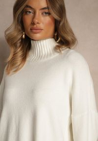 Renee - Biały Gładki Golf Casual Ralloria. Okazja: na co dzień. Typ kołnierza: golf. Kolor: biały. Materiał: jeans, prążkowany. Długość rękawa: długi rękaw. Długość: długie. Wzór: gładki. Styl: casual #4