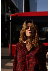 MOODO - Koszula w kwiaty burgundowa. Kolor: czerwony. Materiał: wiskoza, poliamid. Wzór: kwiaty #1