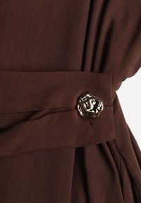 Born2be - Brązowa Wiskozowa Sukienka Koszulowa z Marszczeniem i Guzikiem w Talii Lennatha. Okazja: na co dzień. Kolor: brązowy. Materiał: wiskoza. Typ sukienki: koszulowe. Styl: casual, elegancki, klasyczny #6