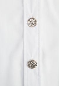 Renee - Biała Sukienka Koszulowa z Materiałowym Paskiem Zapinana na Guziki Quintia. Okazja: na co dzień. Kolor: biały. Materiał: materiał. Typ sukienki: koszulowe. Styl: elegancki, klasyczny, casual #2