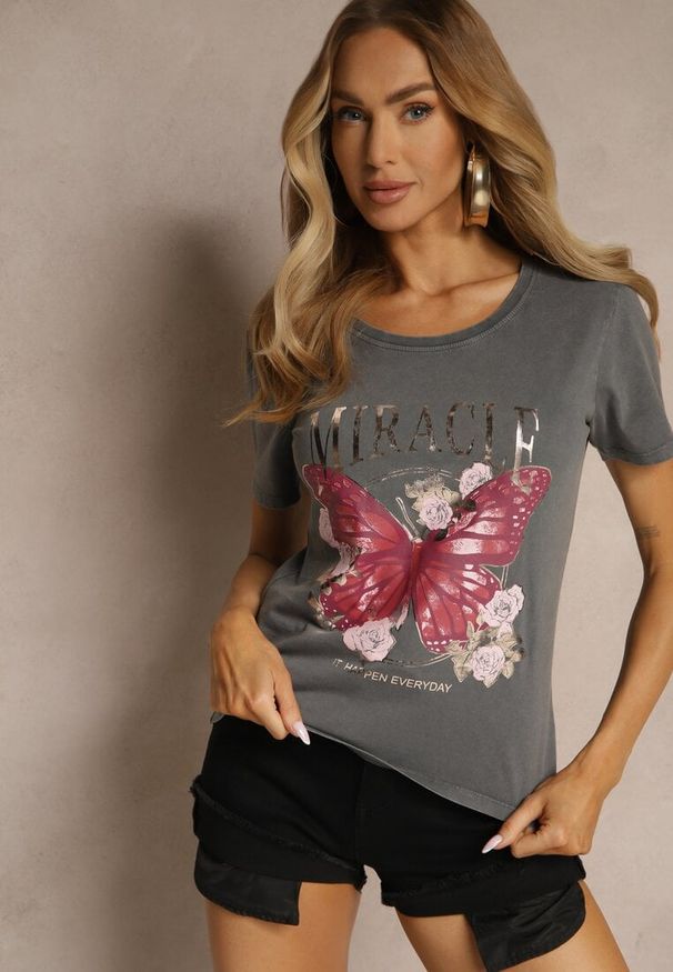 Renee - Ciemnoszary T-shirt z Bawełny Ozdobiony Motylem i Metalicznym Napisem Zariellea. Okazja: na co dzień. Kolor: szary. Materiał: bawełna. Wzór: napisy, aplikacja. Styl: elegancki, casual