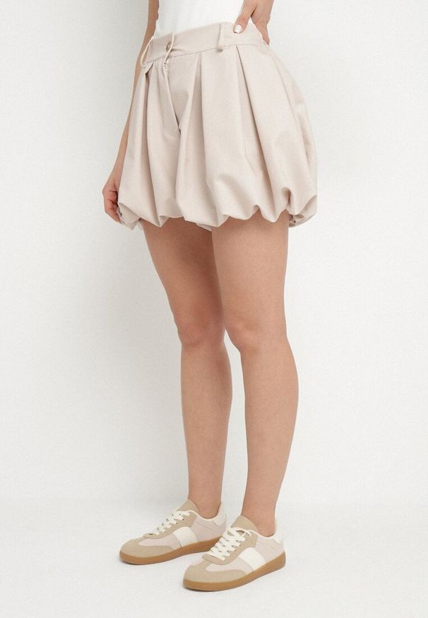 Born2be - Beżowe Szorty z Wiskozą o Fasonie Bombki Kolindra. Okazja: na co dzień. Kolor: beżowy. Materiał: wiskoza. Styl: elegancki, casual