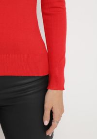 Born2be - Czerwony Sweter Klasyczny z Miękkiej Dzianiny Helentia. Kolor: czerwony. Materiał: dzianina. Styl: klasyczny