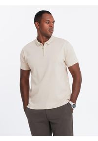 Ombre Clothing - Koszulka męska polo z kołnierzykiem zapinanym na zamek – kremowa V3 - Rozmiar: M. Typ kołnierza: polo. Kolor: kremowy. Materiał: bawełna, dzianina. Wzór: aplikacja, gładki. Styl: elegancki, sportowy #1