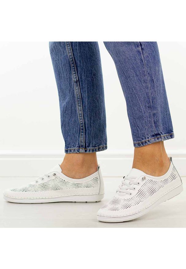 Białe ażurowe skórzane półbuty damskie S.Barski 7083. Okazja: na spacer, na co dzień. Nosek buta: okrągły. Zapięcie: bez zapięcia. Kolor: biały. Szerokość cholewki: normalna. Wzór: ażurowy. Materiał: skóra. Sezon: wiosna, jesień, lato. Styl: casual, elegancki, klasyczny