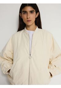 Reserved - Kurtka bomberka z kieszeniami - złamana biel. Materiał: tkanina. Wzór: gładki #1