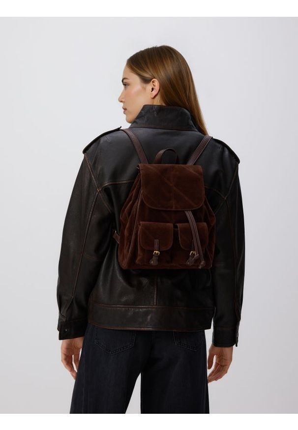 Reserved - Plecak z imitacji zamszu - brązowy. Kolor: brązowy. Materiał: zamszowe. Styl: klasyczny