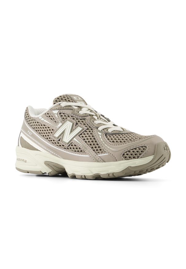 Buty dziecięce New Balance PZ740SA – brązowe. Kolor: brązowy. Materiał: materiał, syntetyk. Szerokość cholewki: normalna. Sezon: lato. Sport: turystyka piesza