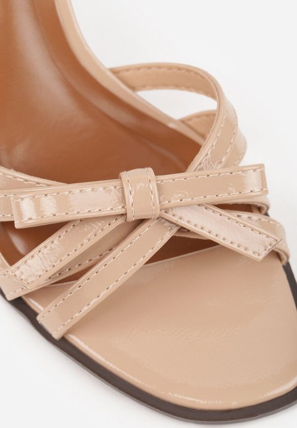 Renee - Ciemnobeżowe Klapki VICES na Obcasie Kaczuszka z Ozdobną Kokardką Hesephone. Okazja: na co dzień. Kolor: beżowy. Materiał: jeans. Obcas: na obcasie. Styl: casual. Wysokość obcasa: niski