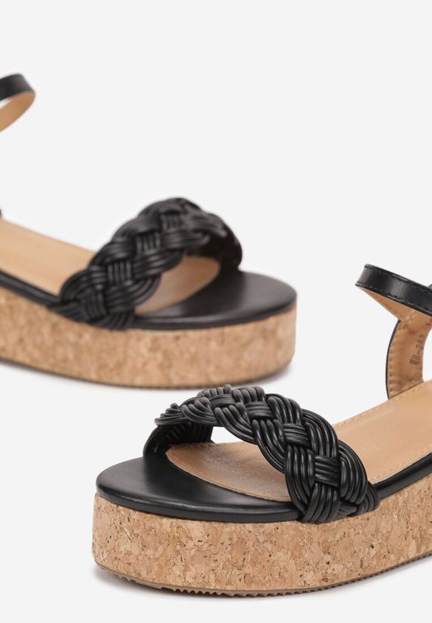Renee - Czarne Sandały z Plecionym Paskiem na Korkowej Koturnie Fraucus. Zapięcie: pasek. Kolor: czarny. Obcas: na koturnie