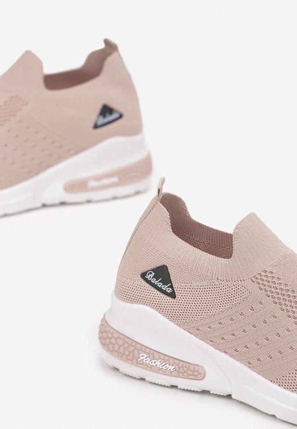 Renee - Beżowe Buty Sportowe Amathane. Wysokość cholewki: przed kostkę. Zapięcie: bez zapięcia. Kolor: beżowy. Materiał: materiał. Szerokość cholewki: normalna. Wzór: aplikacja. Obcas: na koturnie