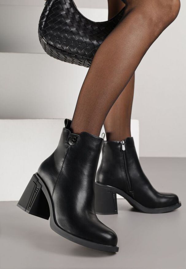 Born2be - Czarne Botki VICES do Kostki na Słupku Zdobione Metaliczną Aplikacją Nilerie. Okazja: na co dzień, do pracy, na spotkanie biznesowe. Kolor: czarny. Materiał: jeans. Wzór: aplikacja. Obcas: na słupku. Styl: casual, biznesowy