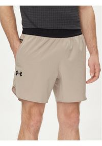 Under Armour Szorty sportowe Ua Peak Woven Shorts 1376782-203 Szary Fitted Fit. Kolor: szary. Materiał: syntetyk. Styl: sportowy